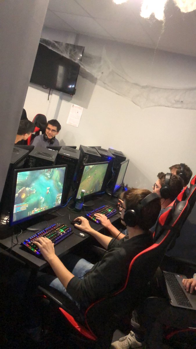 emlyonesport's tweet photo. Nos élèves s’entraînant durement pour la Grosse Ligue chez notre partenaire @RebootLyon https://t.co/2csPZDXcdd