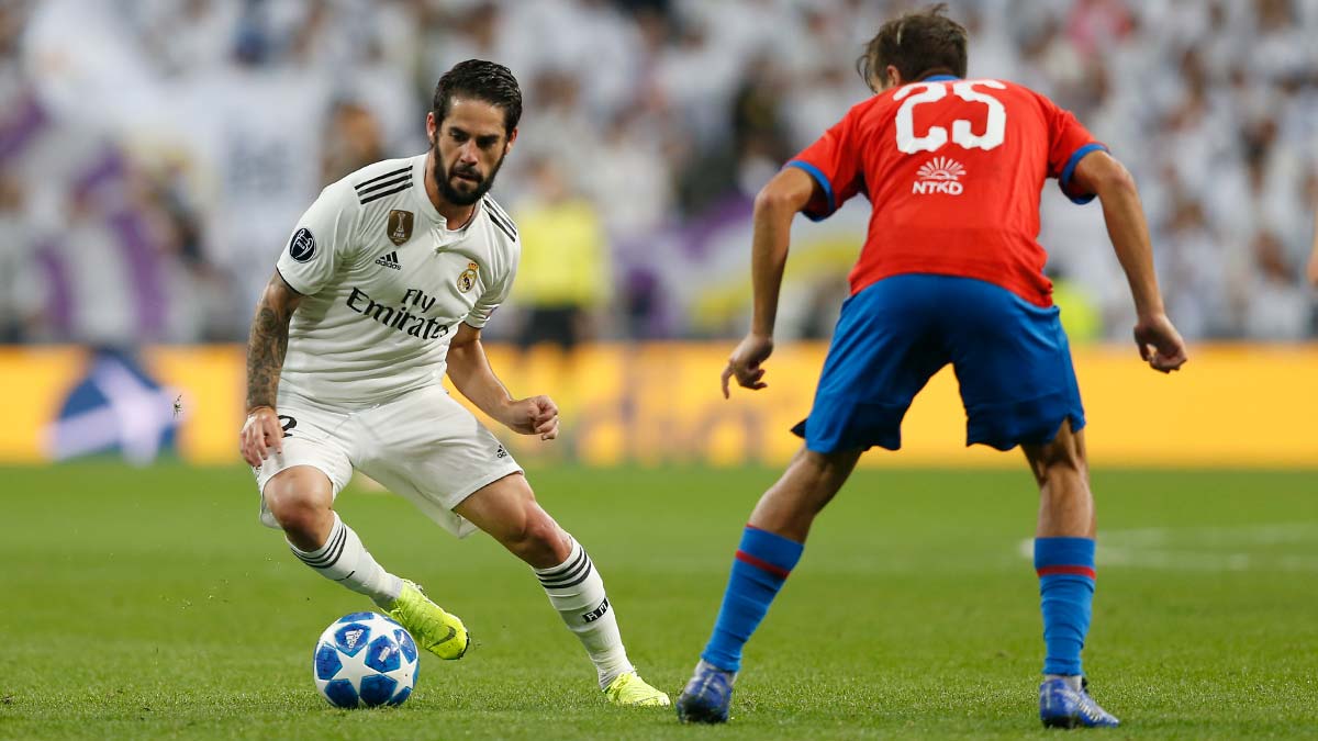 Isco frente a Cermak en el duelo de Champions League 