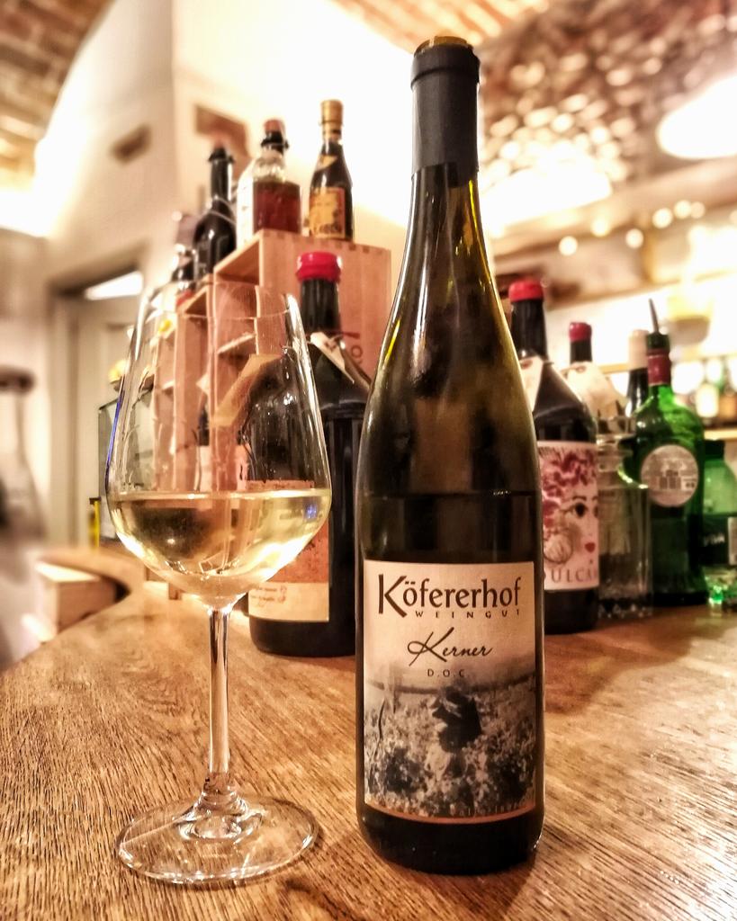 Dear #winelovers this is really a good wine from South Tyrol in Italy and created from Kerner grape!🍇 I like it😍 and I'm sure it'll please you too if you are looking for a fresh, savory and elegant white #wine!😎🍷
#vino #Italy #Italian #winetasting #Blogger #AltoAdige