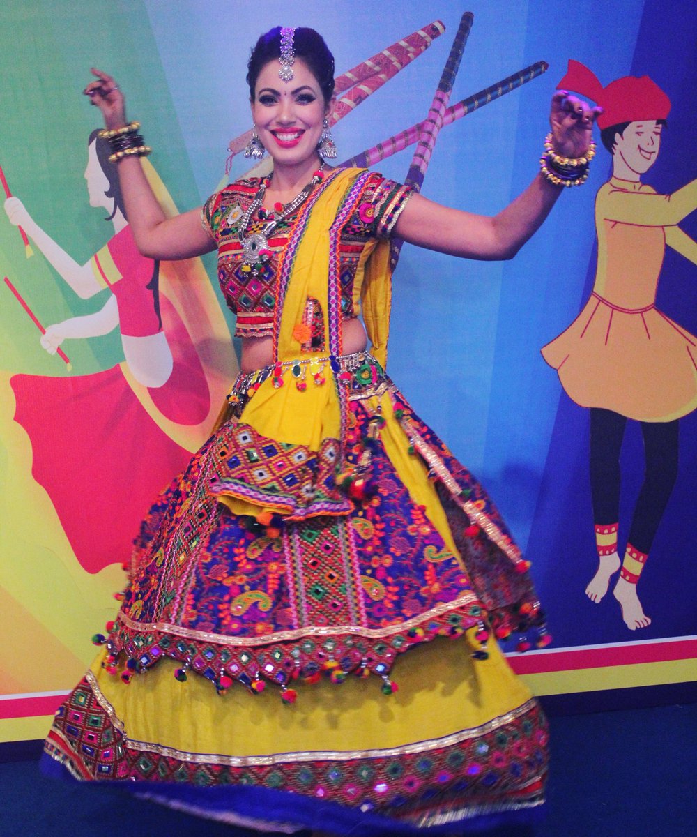 HAPPINESS QUOTIENT.. 😍😍 
.
.

#pictureoftheday #navratri #festivalsofindia  #festivalmakeup #festivaloutfit #festivalfashion #influencer #TMKOC #workingstills #workmode #actorslife  #festivalhair #unityindiversity #blessed #indiancostumes #India #indianfestival