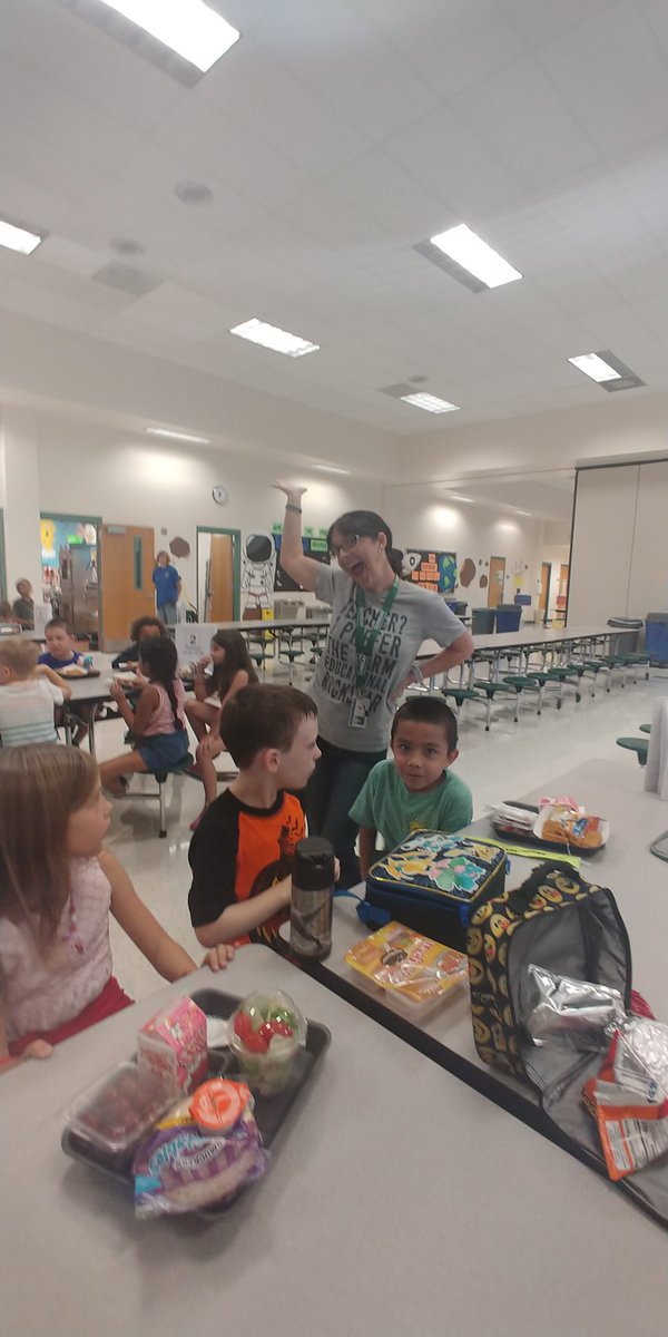 SRESMakerSpace's tweet photo. Look who is in the Lunch Room today @CucchiaraClass #sunrayscores https://t.co/Nz5LWTUy5w