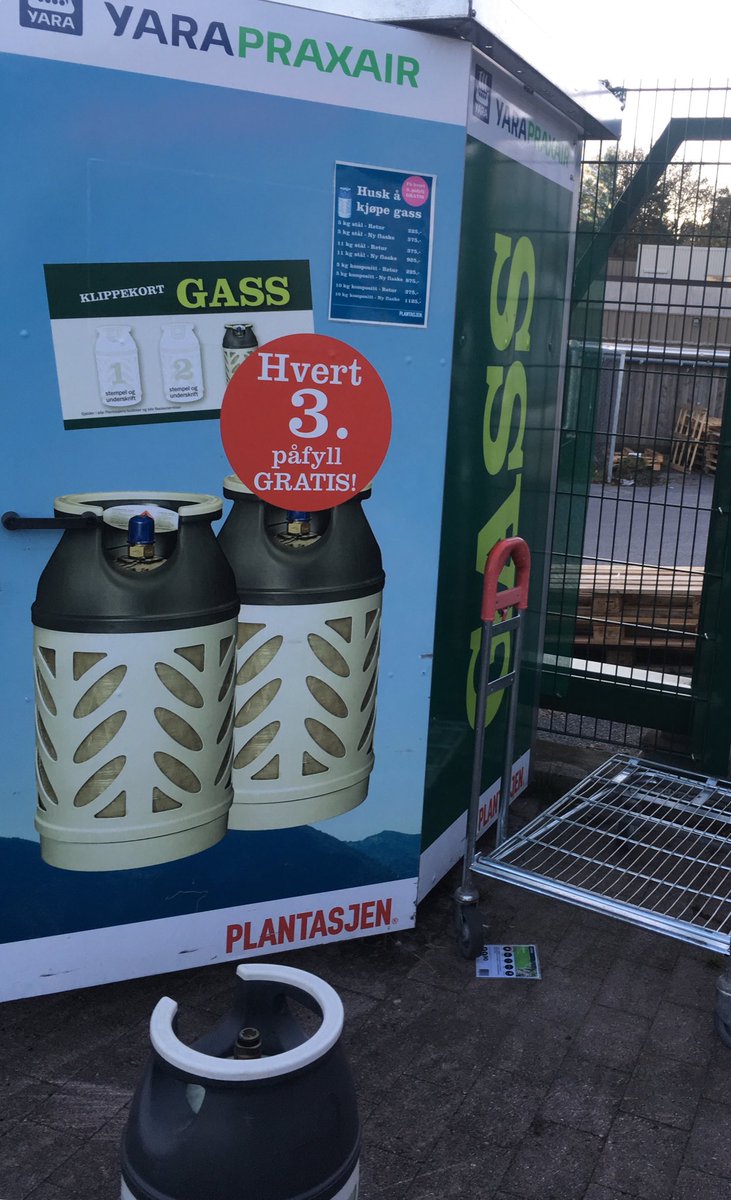 Er på Plantasjen for å bytte gassbeholder. Dama i kassa: «Fint om du bare går til gasskammeret og venter der.»

Jeg tror det er den aller rareste setningen noen noensinne har sagt til meg.