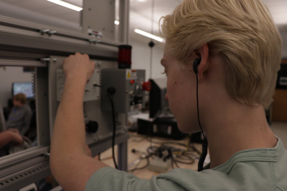 dchsmechatronic's tweet image. Learning Electrical Circuit Properties. #electricalcircuit #electricalengineering #electronics #mechatronics @DadeCoHigh