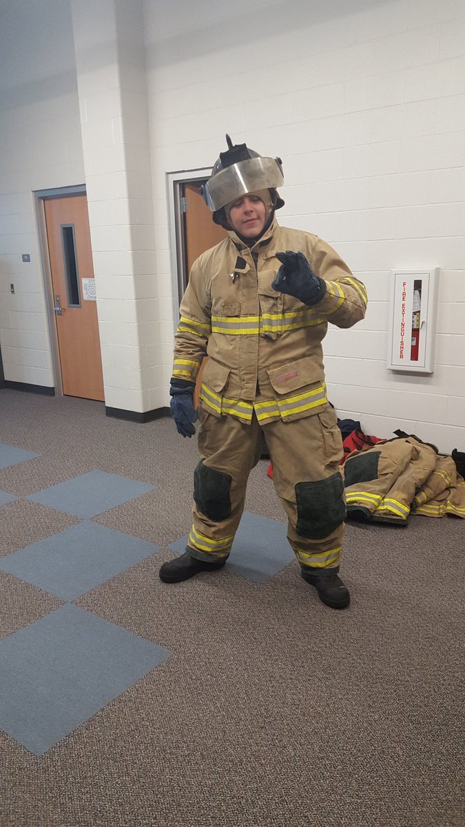 CollegeViewHS3's tweet image. The TEEX Fire Academy students are getting into their gear and doing searches with their blackout masks on. #teex #CVHSTwolves #SuccessCSISD #fireacademy