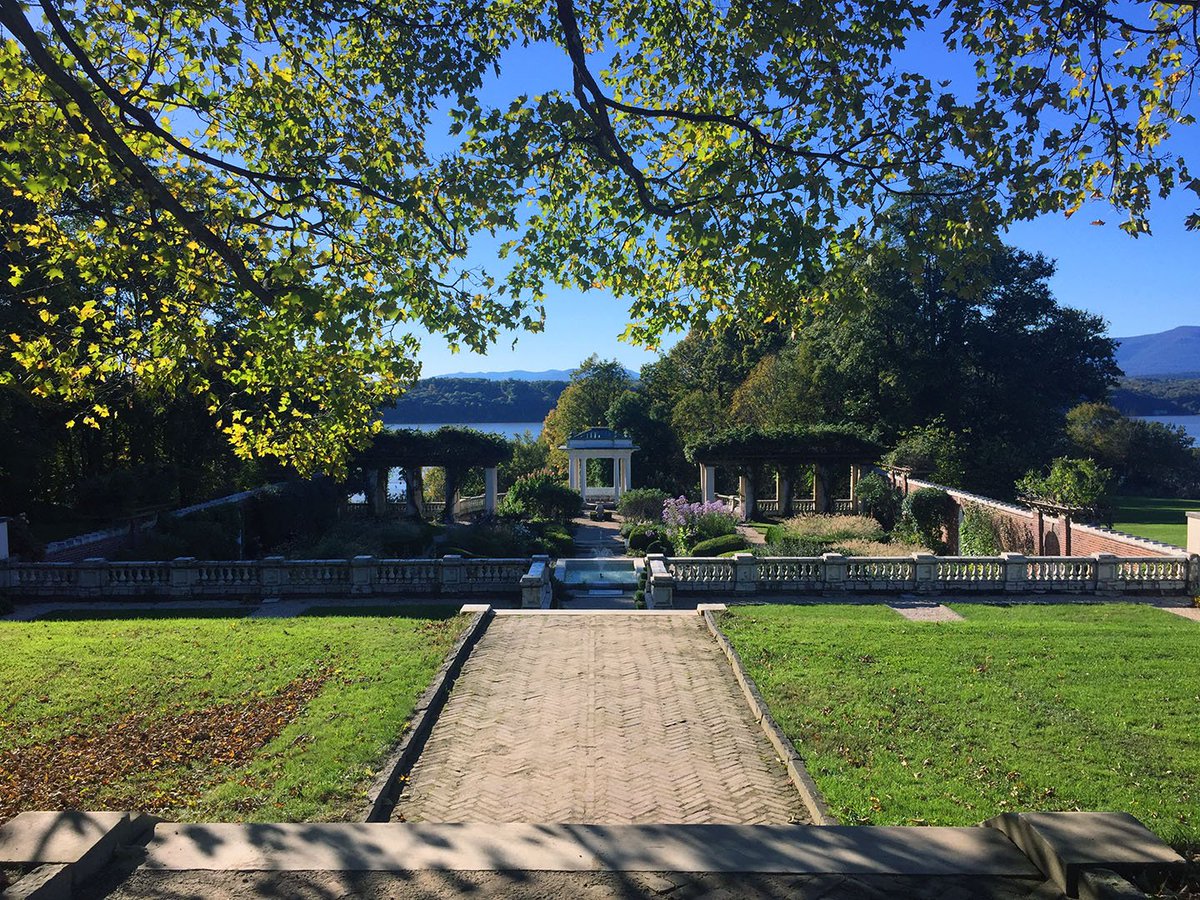 BardCollege's tweet photo. Blithewood is ready for Family and Alumni/ae Weekend! Can't wait to have you all back on campus in just a few days! #bardcollege #hudsonvalley #blithewood #bardfallwknd @bardalumni @BardParentsNtwk https://t.co/SjgSXz1MoJ