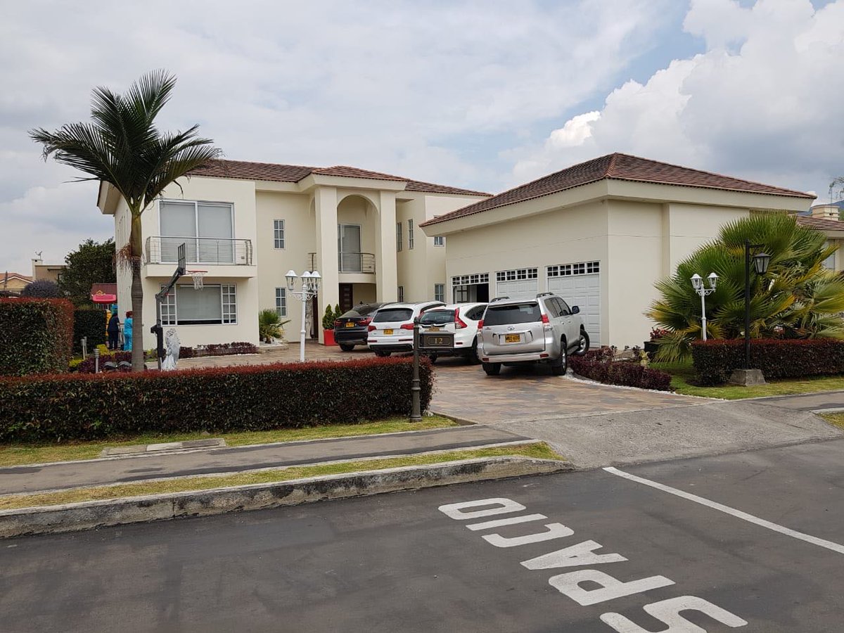 ASconstructora's tweet image. Excelente casa en venta Bogotá D.C.
Hacienda san Simón Condominio Palo Blanco
$3.800 Millones
Área de lote: 1200 M2,
Área construida: 590 M2.
6 habitaciones,
6 baños,
Cuarto de servicio con baño,
Cine y estudio,
Jacuzzi Spa,
Parque infantil…
Contacto: Katherine Ariza 320 4898337