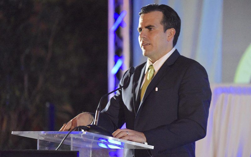 cbenespanol's tweet photo. .@ricardorossello alega "plan de austeridad" de la #JuntaFiscalPR
@FOMBPR afectará servicios del gobierno - https://t.co/Jv5mHLjtu3 https://t.co/ZLcOgndGkJ
