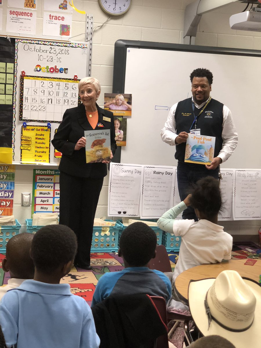 BenteenFirst's tweet image. First Lady Sandra Deal reads to our Brilliant First Graders!