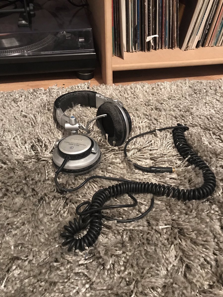 SONY MDR-V700 💪🏼

They might fall apart occasionally after 14 years of use but they still work 👌🏼

#sony #sonymdrv700 #headphones