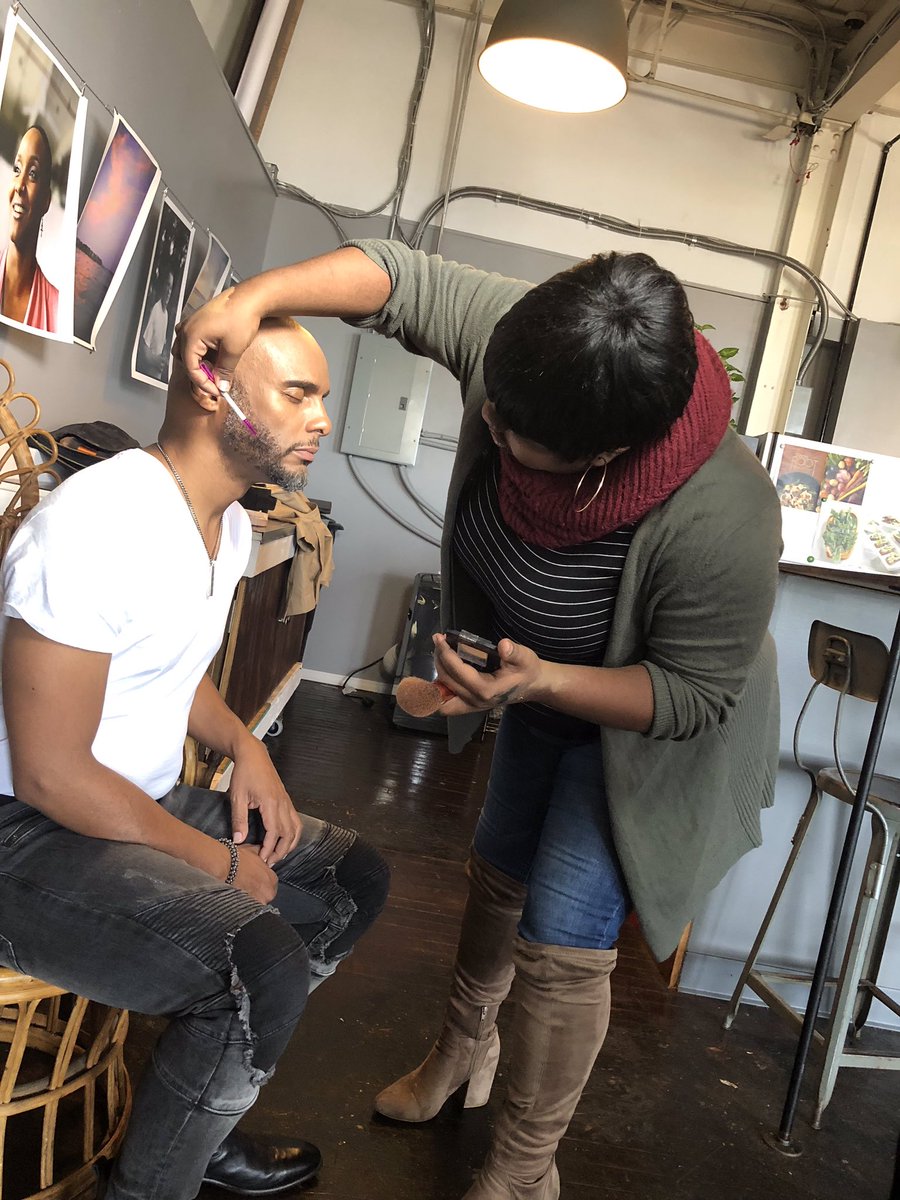 xioclockk's tweet photo. I was blessed with the opportunity to be the on-site makeup artist for a photoshoot for Grammy nominated singer/songwriter, Kenny Lattimore. The “modern soul man.”
#BlackExcellence #KennyLattimore #Cleveland #Makeup #ClevelandMakeup #ClevelandMakeupArtist #CelebrityMakeupArtist https://t.co/SJrV0ElPNR