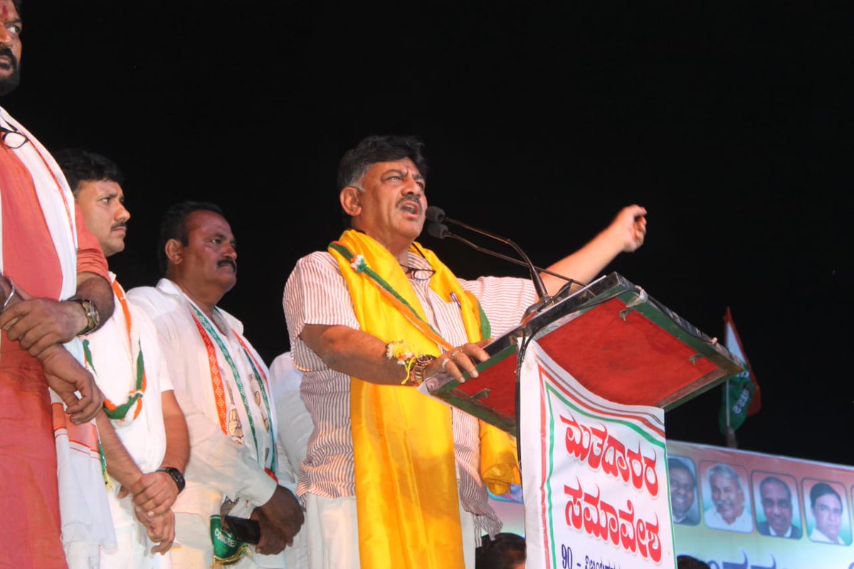 DKShivakumar's tweet photo. Addressed a massive rally in support of our candidate Shri V.S Ugrappa at Hospete.

With the campaign gaining momentum, Congress is all set to snatch the Ballari Lok Sabha seat from the BJP in this by-election. https://t.co/nAuu20yvCB