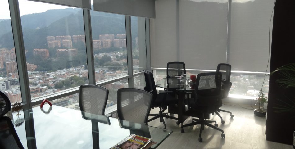 ASconstructora's tweet image. Vendo la mejor y la más lujosa oficina, Para estrenar, Ubicada estratégicamente en el Centro Empresarial Santa Bárbara (Av. Carrera 9 #115-06), 160 Mt2, 
3 Parqueaderos, Vista 360 grados
$3.200 Millones
Venta: Katherine Ariza – Cel: 320 4898337