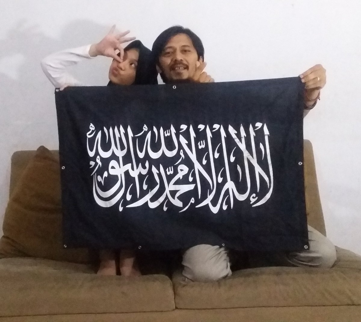 ..karena aku ingin hidup &amp; mati dlm naungan tauhid

#arrayah #panjirosulullah #BenderaTauhid #Laaillahaillallah #Tauhid