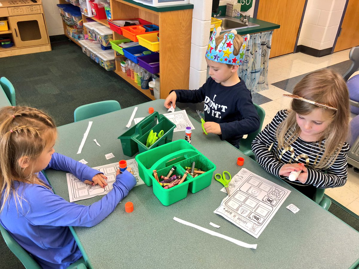 ScovillSmarties's tweet photo. Tiered letter stations in full swing! We sorted, stretched words, and wrote sentences too! #letterexperts π‘ @CatenaColts https://t.co/QiDhGHOjNn