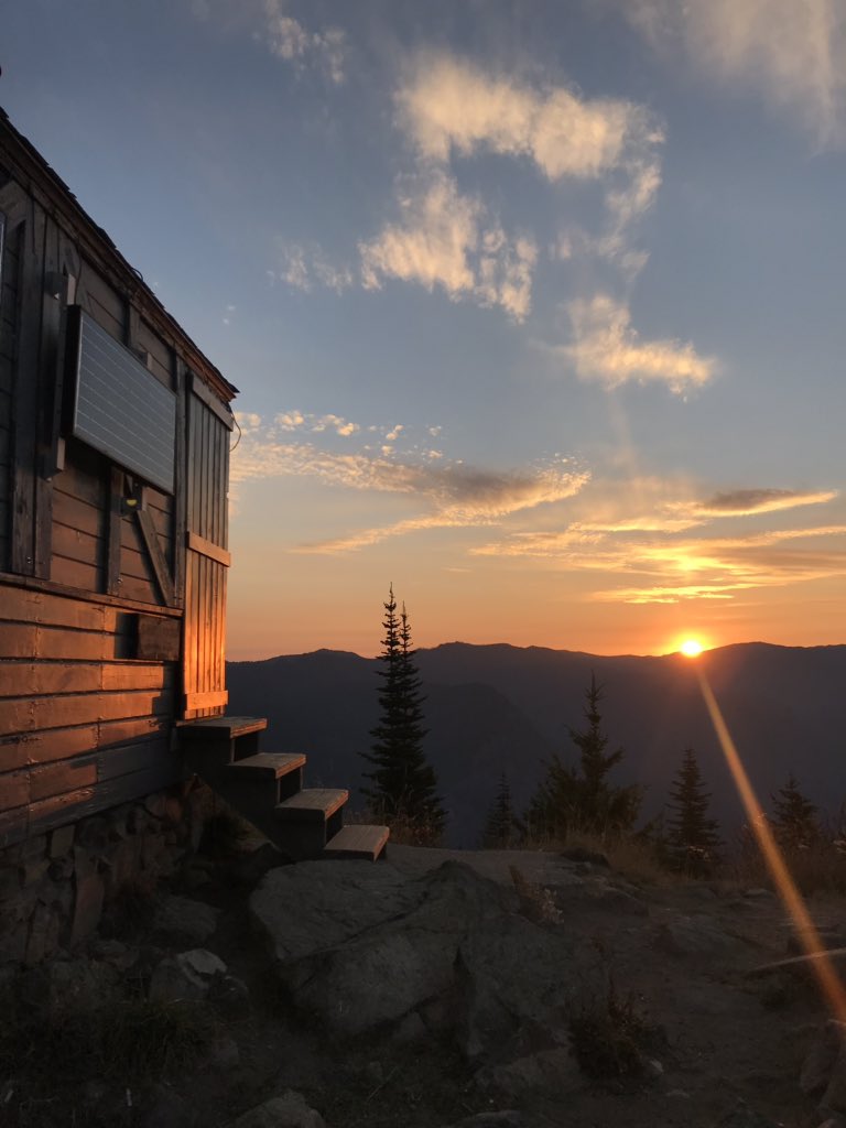 DonClotfelter's tweet photo. Headlamp hiking up to Suntop Fire Lookout 👀⛰🌄 @ThePhotoHour @NatGeoPhotos @DaveWelldigger @KSeattleWeather @ErinMayovsky @NWSSeattle @ShannonODKOMO @CascadeDistrict #MtRainier #PNW #wawx #SR410 https://t.co/1sUrRlOF2M
