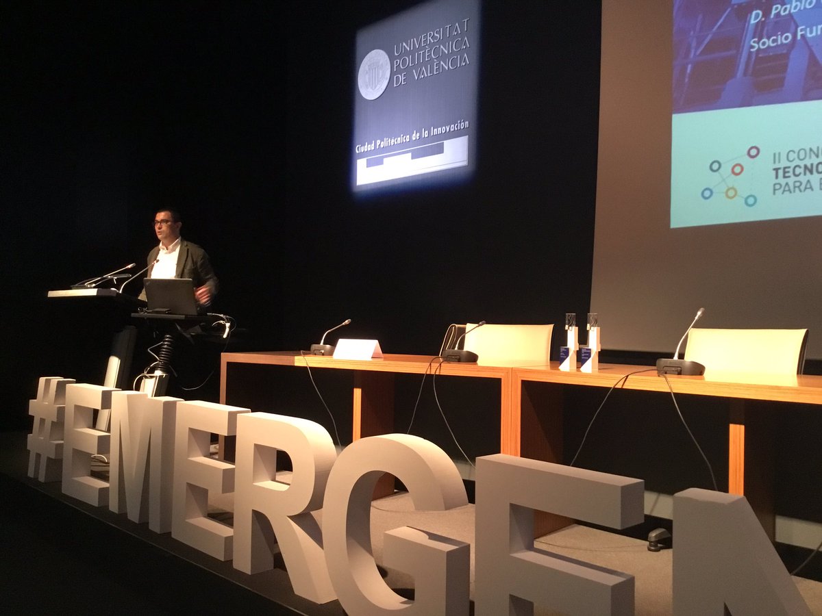 FomAlumni's tweet image. .@pablooliete presentado nuestro primer Encuentro Fom Alumni en #Emergentes18 #PremiosFom