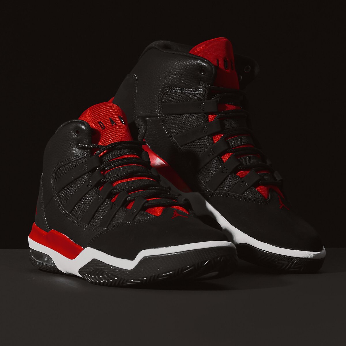 jordan max aura black gym red