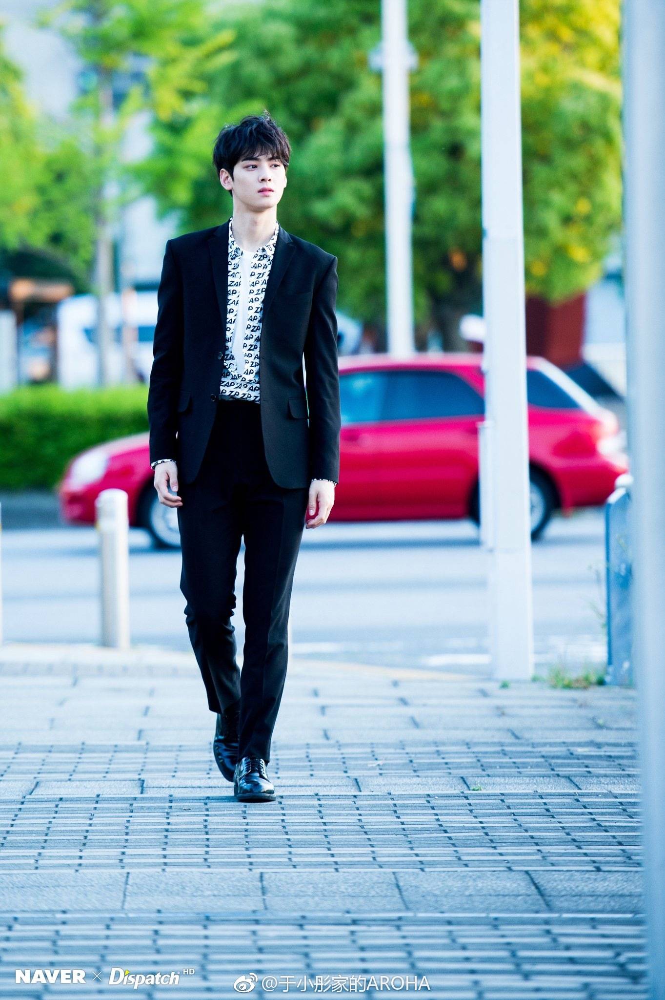 astraw 💕 on X: eunwoo steps into the street sidewalk and it become a  fucking runway for high fashion. #차은우 #CHAEUNWOO  /  X