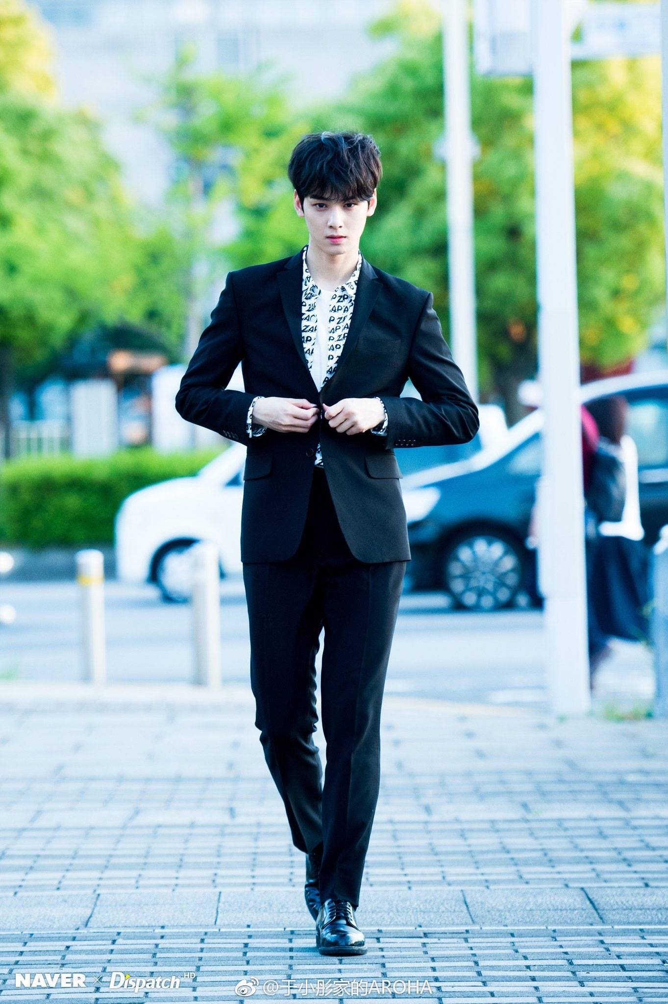 astraw 💕 on X: eunwoo steps into the street sidewalk and it become a  fucking runway for high fashion. #차은우 #CHAEUNWOO  /  X