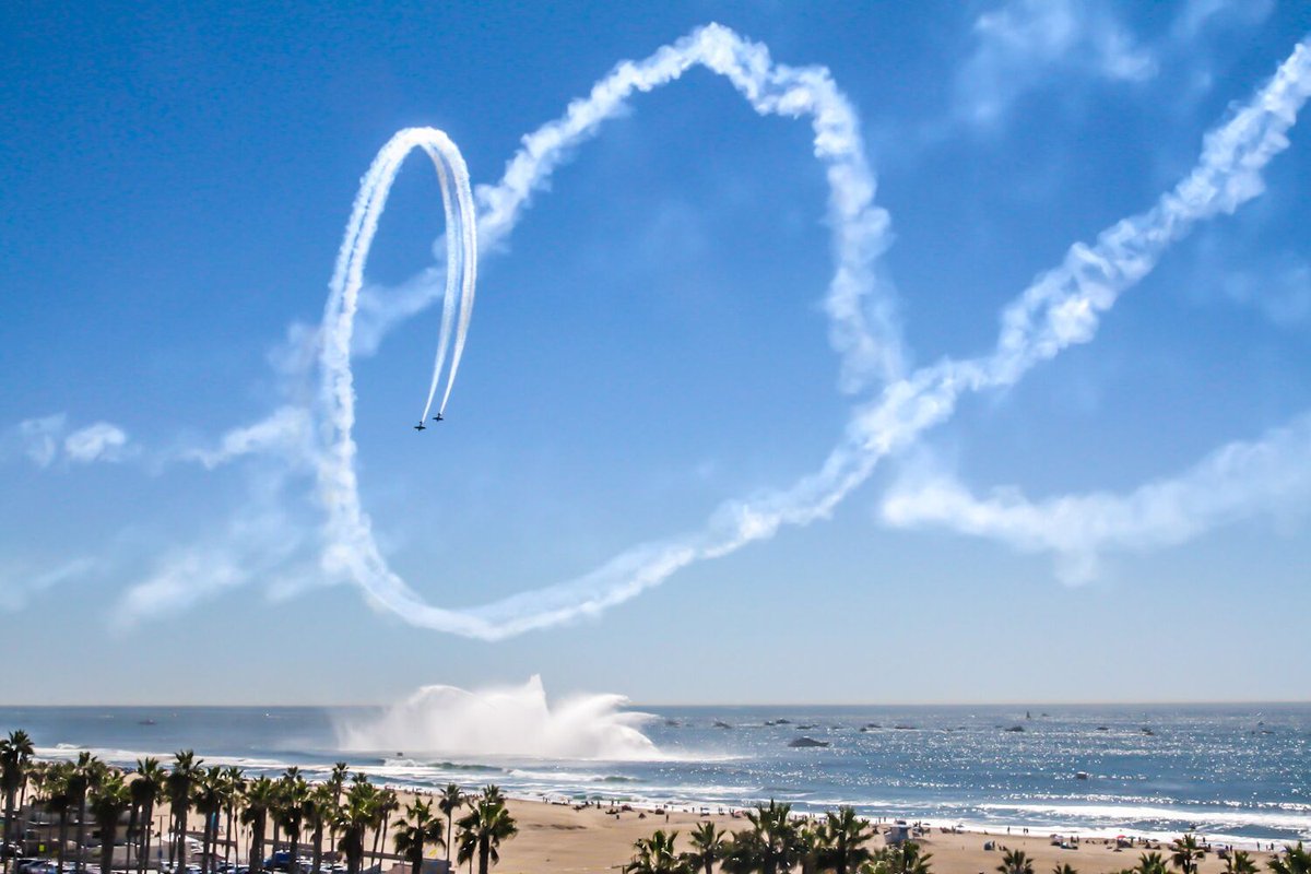 JacksSurfboards's tweet photo. Birds-eye view from the top of our shop on Main Street &amp; PCH. Insane weekend in Huntington Beach for the @ pacificairshow! 🤙✈️
Photos by @ ronlyonphoto
#hbcult #pacificairshow #huntingtonbeach #jackssurfboards #jackssurfshop https://t.co/0VkOtQoVMn