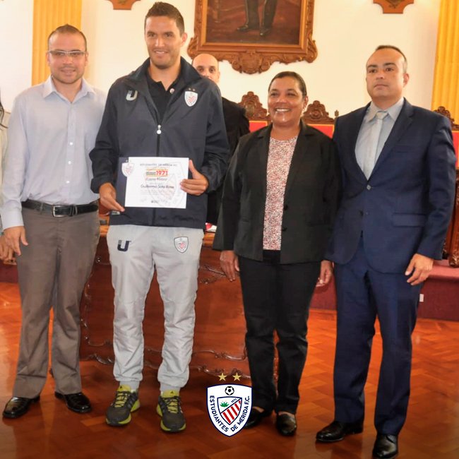 EstudiantesMEFC's tweet photo. Entrega de la #Distincion1971 🏅⚽ al Dr Guillermo Soto Rosa fundador y leyenda del #rojiblanco, recibe Nuestro segundo capitán @williamdiaz_4 

#SeParteDeLaHistoria #2colores1historia #merida_ve https://t.co/qohdpC9LtA