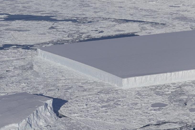 realGregHong's tweet image. &quot;My God, it&apos;s full of stars!&quot;

#sixwordstory #monolith #RectangularIceberg