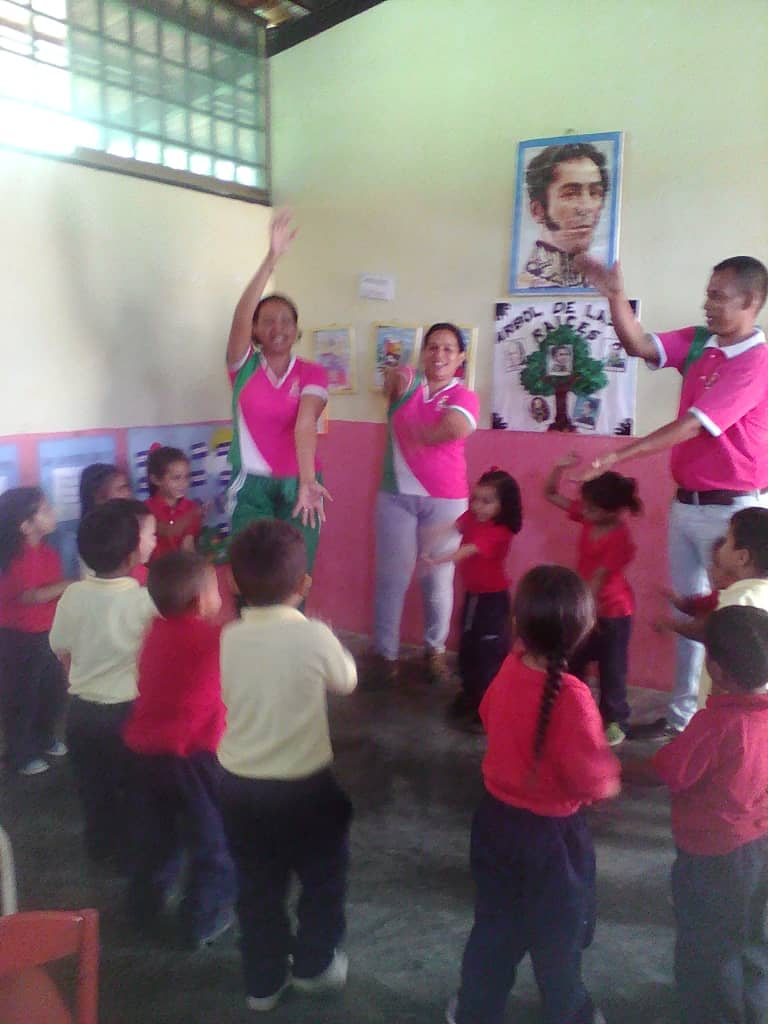 ceibislamadrev1's tweet photo. @EvelinRosendo1 @rpaatt Realización de Rondas y canciones por la celebración del Mes de Educación Inicial https://t.co/K6AC4TXcXb