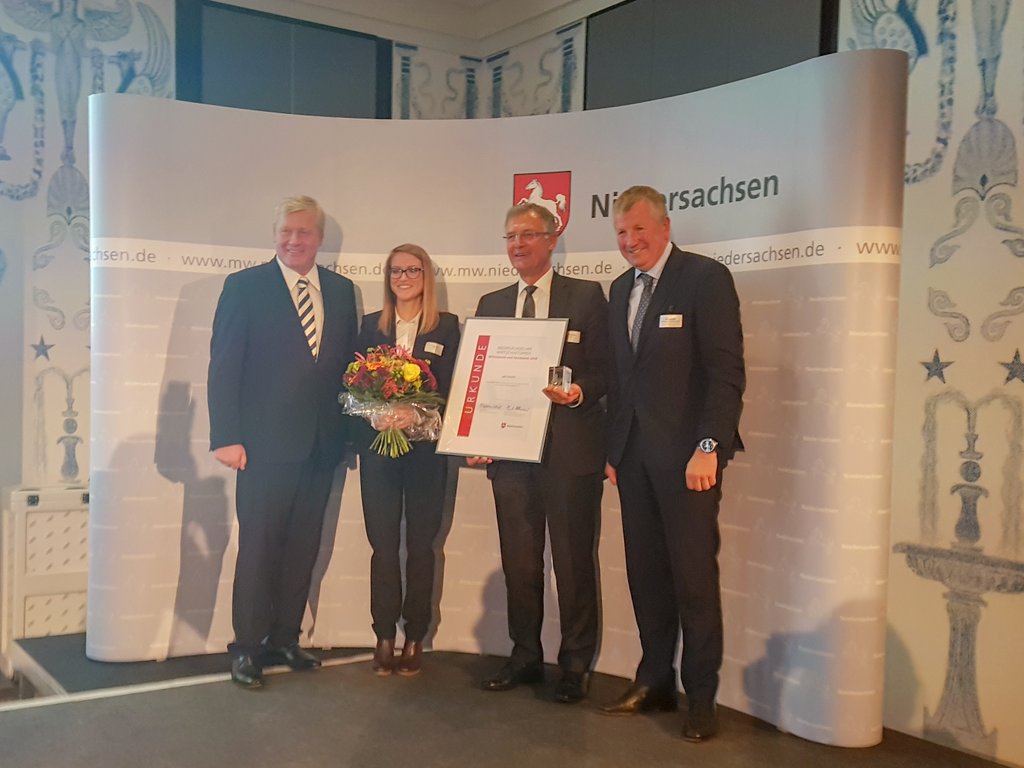 pds_GmbH's tweet photo. Yeah! Finale und Platz 2 für uns beim niedersächsischen #Wirtschaftspreis in der Kategorie #Mittelstand! Gesucht wurden innovative Modelle zur #Fachkräftegewinnung. Heute durften wir diesen Preis von Minister Dr. @althusmann in Hannover entgegennehmen. @NdsLandesReg https://t.co/gBw6I9wAt3