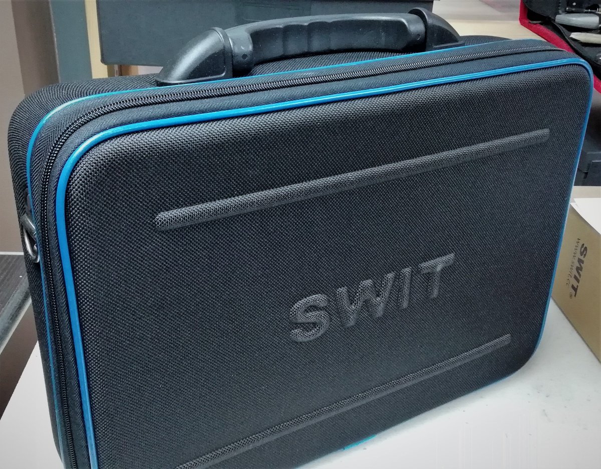 es_swit's tweet photo. ¡ Que maravilla como vienen las versiones Luxury de los monitores de rodaje SWIT!. Un maletín robusto y accesorios. Si necesitas mas información en https://t.co/p07wHQ6U0P.
#monitoresprofesionales #monitorescine #alquileraudiovisual #cinerental #video #videoproduction https://t.co/lqRxWWWTvx