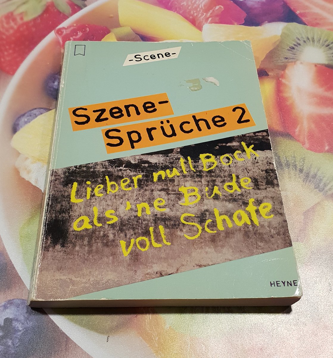 chiffon_lime's tweet photo. Dieses lustige Büchlein begleitet mich seid dem ich 10 bin 😂 Ein Auszug aus diesem : Die Wissenschaft hat festgestellt das der Arsch die Beine hält, diese sind dann so gestellt das der Arsch nicht runterfällt 😂 #Dailykindheitserinnerung https://t.co/6WXm9TSzQC