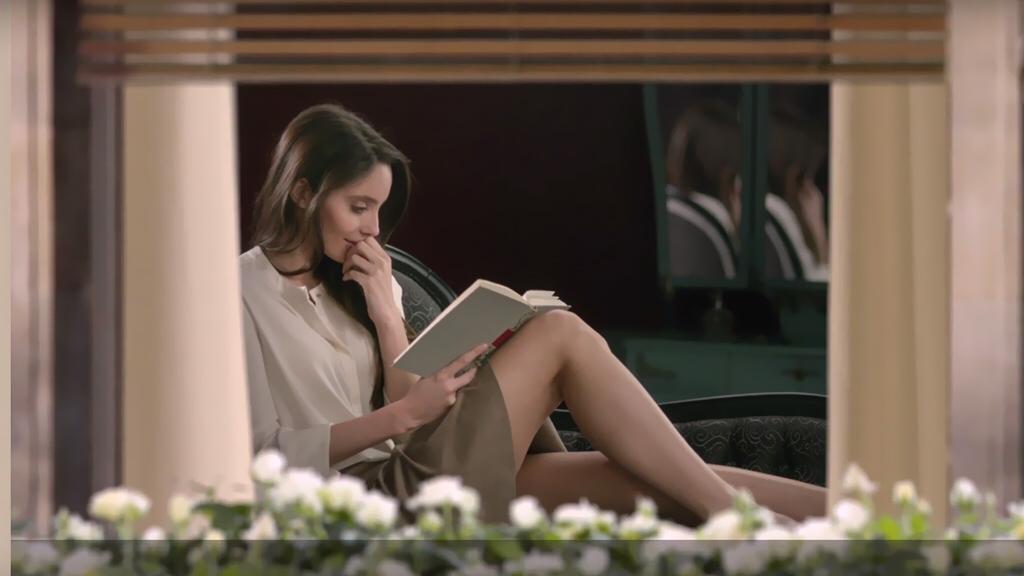 هي لا تحتاج رجلا يأخذها إلى الحفلات 
و المسارح و المطاعم، 
بل تحتاج رجلا يغني لها نشازا بصوته 
و يرتجل لها مشهدا مسرحيا تافها 
و يطبخ لها أكلات مضحكة....
هي لا تحتاج رجلا يشتري لها الورد، تحتاج رجلا يزرع لها وردا في شرفتها."