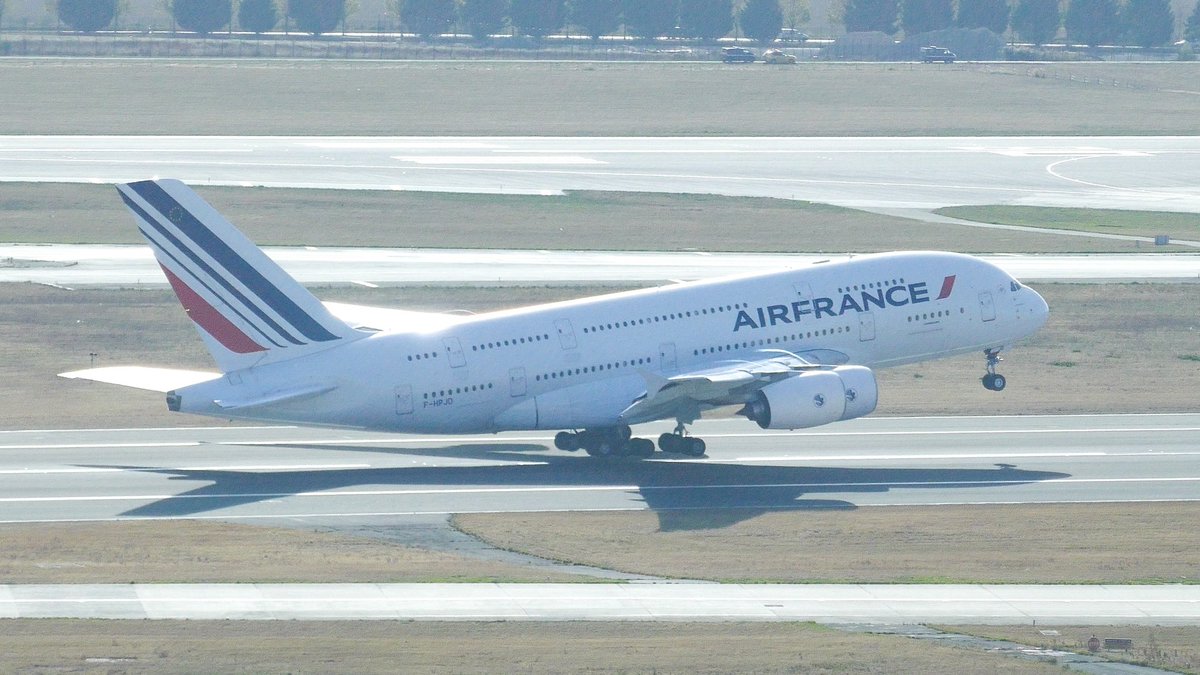 Pierre_Jbr's tweet photo. En début d'après-midi, la Vigie Trafic s'est aussi parée de son plus bel attirail rose, pour promouvoir la lutte contre le cancer du sein. L' #AF072 part pour son vol #pinkflight vers LAX, avec dans ses soutes, l'espoir de vaincre enfin cette maladie 💪👊✈🎀 https://t.co/28lVvju5GD