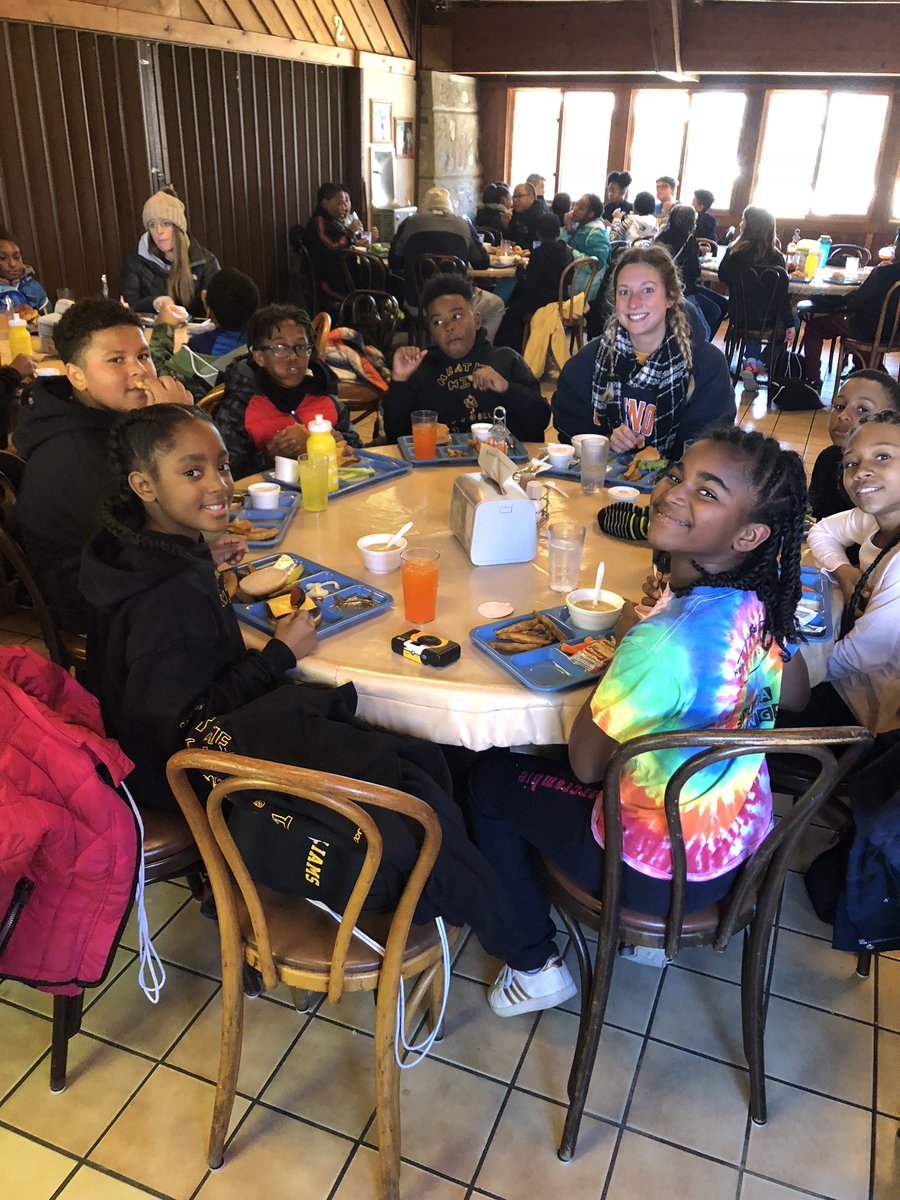 TamikaBritten's tweet photo. Enjoying Lunch. Menu: burgers, grilled chicken, potato wedges, salad, broccoli cheddar soup, and ice cream for dessert. Yum! Yum😋 @TheHornetsHive #ODE2018 https://t.co/XmTW0LI4dv
