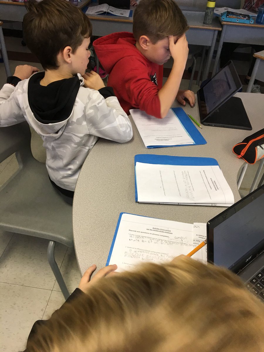 MmeBarakat's tweet image. 4C students are applying learned Science vocabulary in their descriptive writing and using online language learning tools, and French spelling/grammar verification tools, to help form sentences and make corrections.#wordreference #bonpatron