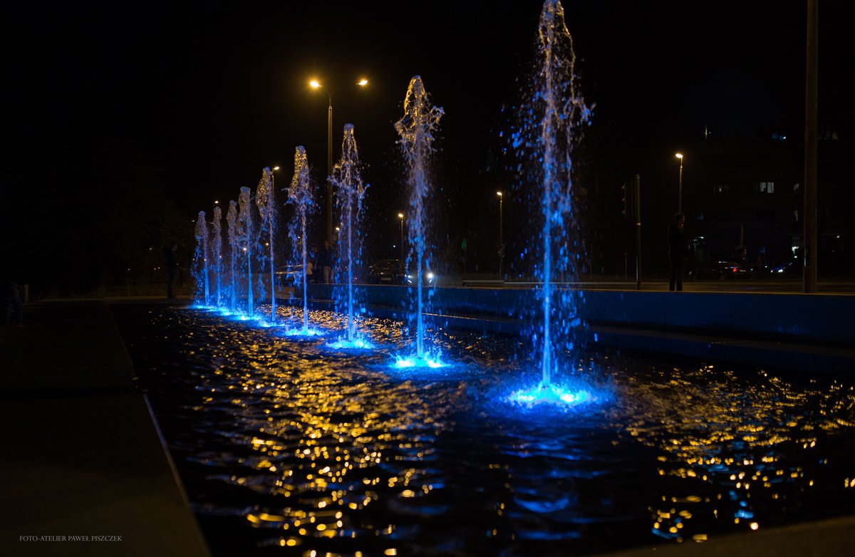 krakow_pl's tweet image. #Krakow Nowa #fontanna zwłaszcza po zmroku robi wrażenie!⛲️

Warto zajrzeć do #Park.u #Lotników #Polskich, zanim jesień i zima rozgoszczą się na dobre, a w fontannie na jakiś czas przestanie płynąć woda.

fot. Foto-Atelier Paweł Piszczek
@MeteoprognozaPL