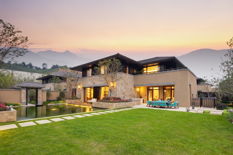 Bring the inside out with veneers, wall caps, sills, and pavers. hubs.ly/H0fdW4T0

#UseNaturalStone