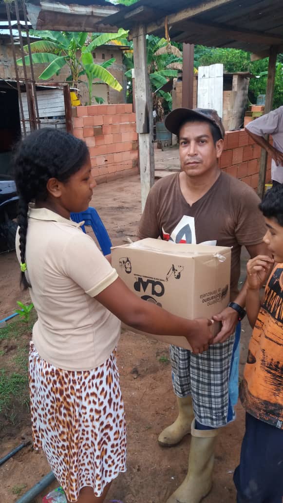AlimentosBol1's tweet photo. #AlertaCLAP 🗣🔊#JornadaCLAP |190Familias del sector El Valle de la Parroquia Agua Salada, Mpio. Heres fueron beneficiadas con la entrega de Cajas Clap por parte de @AlimentosBol1, cumpliendo con las políticas sociales de nuestro Pte @NicolasMaduro y de Gobernador @JustoNogueraP https://t.co/YYjhPQURfQ