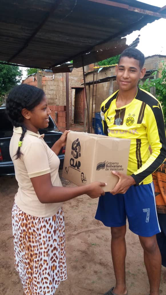 AlimentosBol1's tweet photo. #AlertaCLAP 🗣🔊#JornadaCLAP |190Familias del sector El Valle de la Parroquia Agua Salada, Mpio. Heres fueron beneficiadas con la entrega de Cajas Clap por parte de @AlimentosBol1, cumpliendo con las políticas sociales de nuestro Pte @NicolasMaduro y de Gobernador @JustoNogueraP https://t.co/YYjhPQURfQ