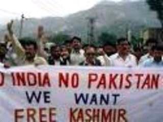 OccupiedKashmi3's tweet photo. Ma us India k RAJNATH say kehta hu.hum Kashmiri shaheed innocent people k blood ka rupees nhi laytay.Beggers to India k loog ha.
2 din pehlay Mayray south Kashmir k Kulgam ma Jo 13 innocent people Ko mine blast say Shaheed Kiya Allah Tumhari Army Ko IS dunia say fanna kr day😥😥 https://t.co/h5nYPQALaa