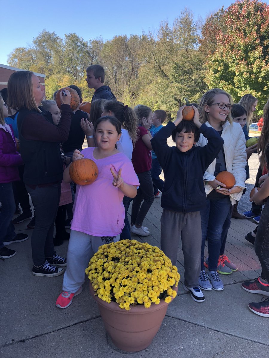 gosportelem's tweet photo. It was Pumpkin Day @gosportelem All of the students got a free pumpkin thanks to the Jarrett's! #socsowen#pumpkins https://t.co/xOkaNRSHyc
