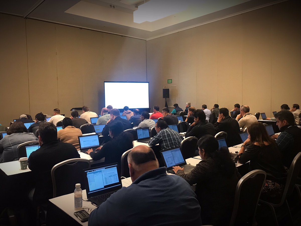ashleychen5's tweet photo. It's another full ORDS class! Were doing another one Wed 11:15am Marriott Salon 3. #OOW2018 @OracleREST https://t.co/bLLMpEzwyi