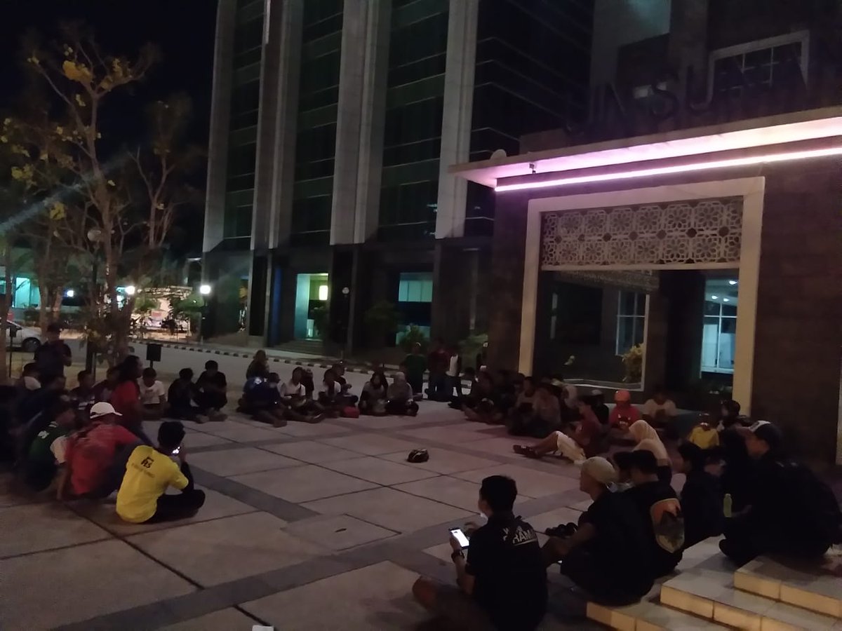 OntelUINSA's tweet photo. Begini suasana keseruan Mancal Nang Suroboyo bareng @subcyclist Perpustakaan Onthel Prasojo, PGC, dan beberapa teman Komunitas Ontel UINSA di malam Minggu (20/10). Selepas mancal yg dimulai dari Unair B dan finish di UINSA, peserta sharing kepemudaan.
#onteluinsa #uinsabersepeda https://t.co/y5Yx0auKIc