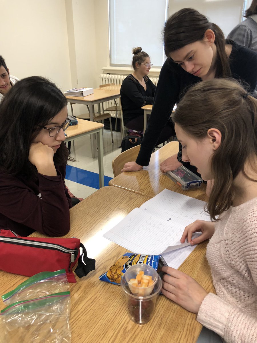 Les ateliers du Collège Marie de France à Montréal sont en pleine effervescence. De la 6e à la terminale, les élèves cherchent... <a href="/MAThenJEANS/">MATh.en.JEANS</a>