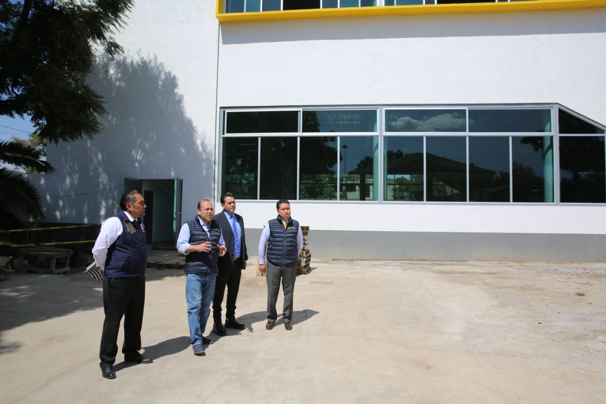julioc_moreno's tweet photo. Con la finalidad de brindar espacios deportivos a los vecinos de la Col. Morelos, realicé un recorrido de supervisión de las obras que se realizan en el Deportivo "Ramón López Velarde" como son la construcción de una alberca, canchas de basquetbol, juegos infantiles, entre otras. https://t.co/wUADL1u5xt