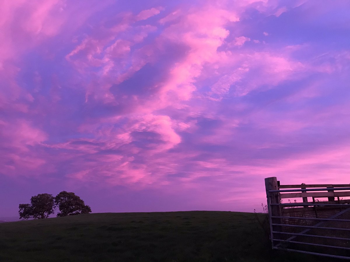 alisonhayes266's tweet photo. Wild sunset tonight #fullmoon #huntersmoon #bakeoff #fireson #woodburner #burningskies #devondelights #devonhour #dartmoor #hills #farming #countryliving #countrylife #countryfile https://t.co/cYLEHVmB1O