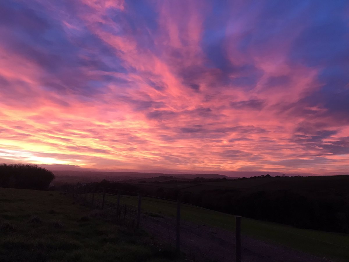alisonhayes266's tweet photo. Wild sunset tonight #fullmoon #huntersmoon #bakeoff #fireson #woodburner #burningskies #devondelights #devonhour #dartmoor #hills #farming #countryliving #countrylife #countryfile https://t.co/cYLEHVmB1O