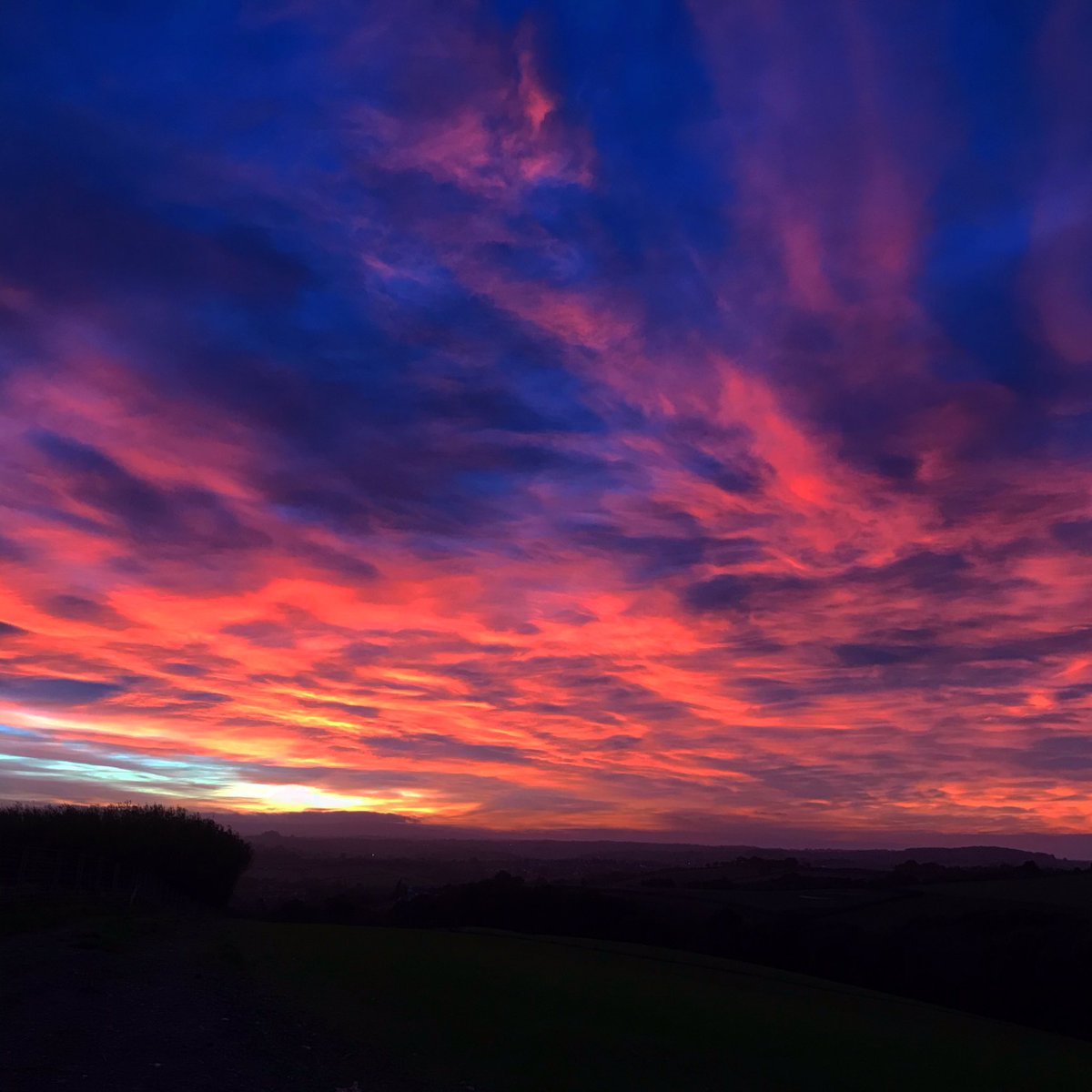 alisonhayes266's tweet photo. Wild sunset tonight #fullmoon #huntersmoon #bakeoff #fireson #woodburner #burningskies #devondelights #devonhour #dartmoor #hills #farming #countryliving #countrylife #countryfile https://t.co/cYLEHVmB1O