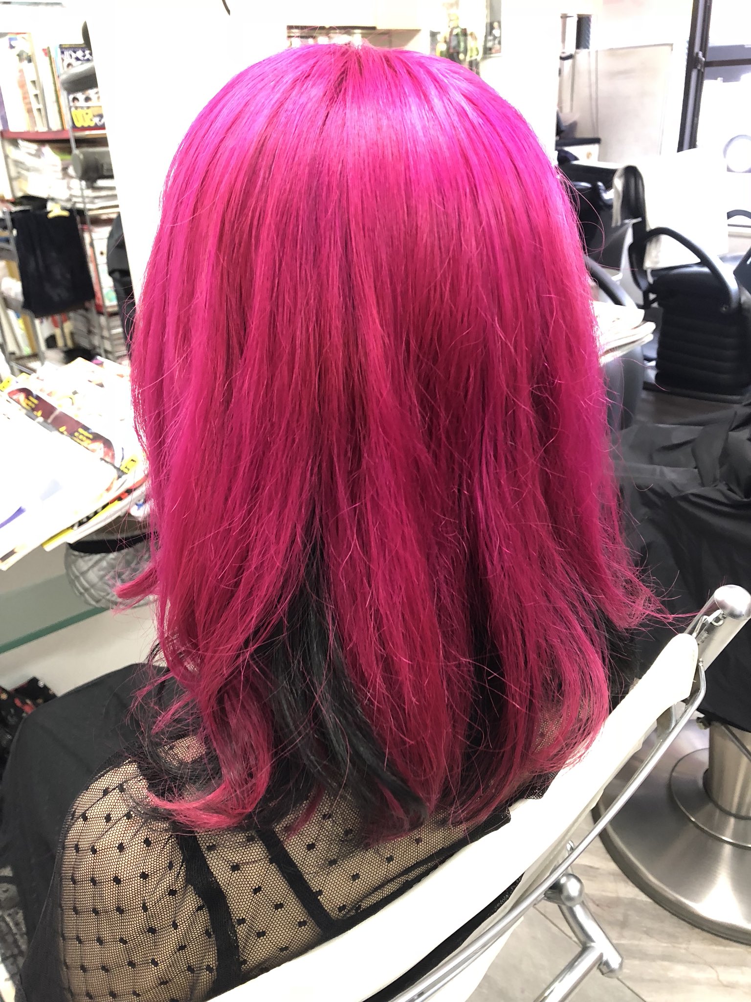 ストロベリーロックス 赤羽カラー専門店 本日のヘアカラー ショッキングピンク ブラックのツートンカラー どピンク可愛いしエロい 黒とのコントラストで小悪魔感出まくり ロックでポップなオススメカラーは１度はチャレンジしたいよね ハロコス