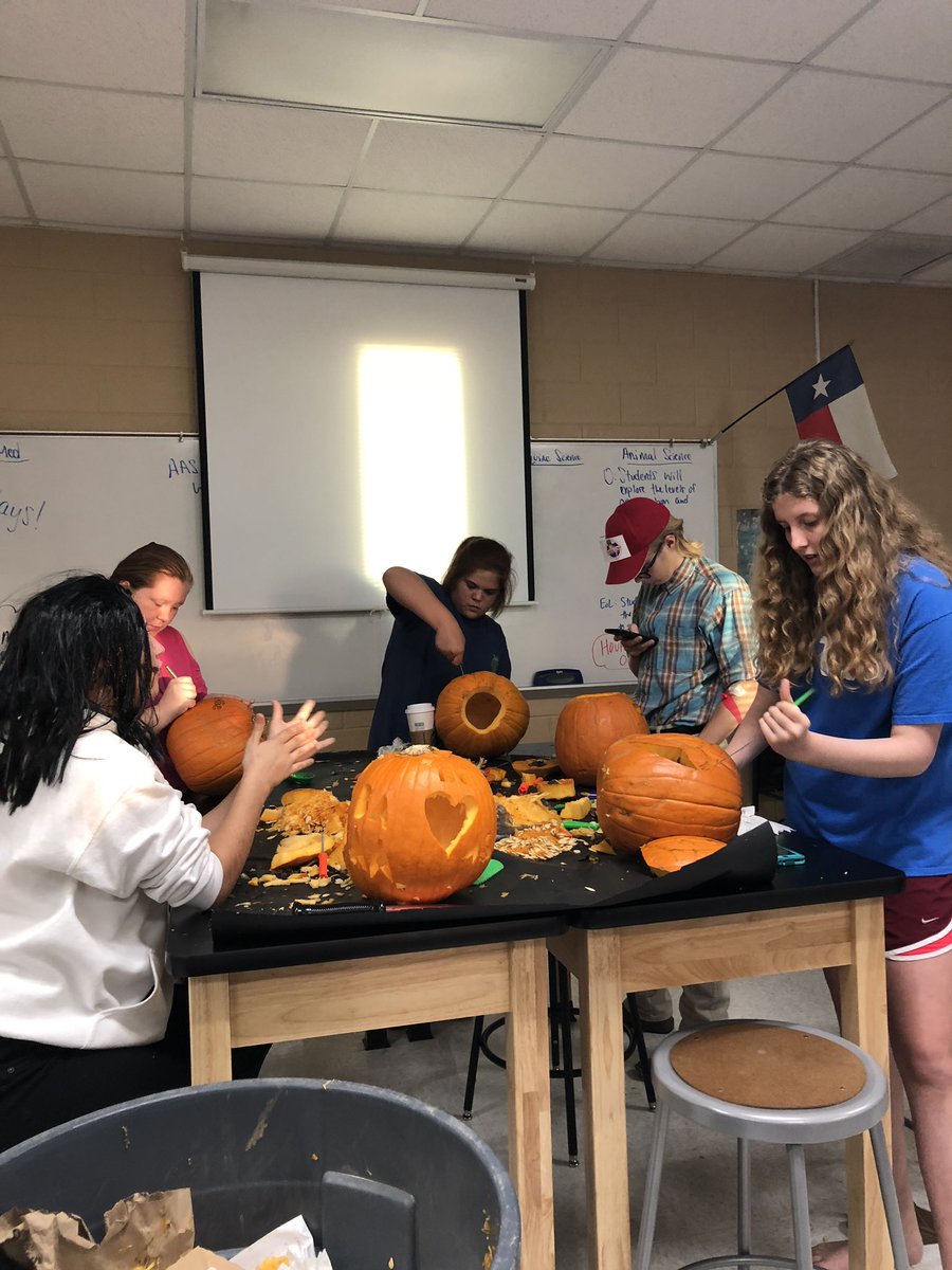 FFANorthForney's tweet photo. We had a very good night at our annual pumpkin carving meeting!! Huge thank you to everyone that showed up. Everyone’s costumes were AWESOME. We hope you guys had a good time. We hope to see you guys again at our November Potluck!!! https://t.co/vwcSwyt4YI