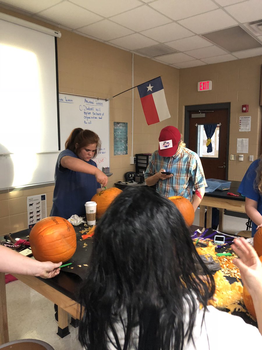 FFANorthForney's tweet photo. We had a very good night at our annual pumpkin carving meeting!! Huge thank you to everyone that showed up. Everyone’s costumes were AWESOME. We hope you guys had a good time. We hope to see you guys again at our November Potluck!!! https://t.co/vwcSwyt4YI